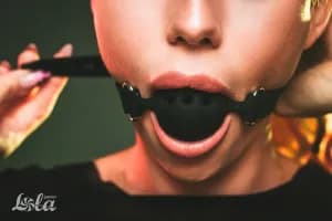 Кляп 4.5 см с черными ремнями и контрастной строчкой
